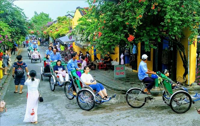 Ít đi du lịch hơn, người dân chọn du lịch trong nước, đi cùng bạn bè, người thân là xu hướng du lịch trong thời gian tới. Ảnh: TTXVN