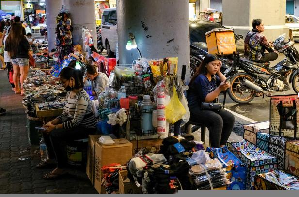   Quầy hàng rong trên vỉa hè dọc đại lộ Avenida, Manila, Philippines. Ảnh: George Calvelo/ABS-CBN News.  