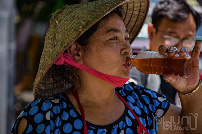 Hầu hết mọi người chỉ lấy 1 đến 2 chai nước, còn để phần cho người đến sau.