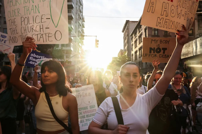 Người biểu tình  New York sau phán quyết của tòa án tối cao. Ảnh: Caitlin Ochs / Reuters