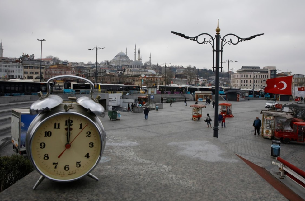 12h trưa tại điểm du lịch Eminonu ở Istanbul, Thổ Nhĩ Kỳ, chỉ có vài du khách tham quan ở thời điểm này. Theo số liệu của Bộ Y tế Thổ Nhĩ Kỳ, tính đến ngày 1/4, số ca nhiễm được chẩn đoán ở Thổ Nhĩ Kỳ đã lên tới 15.679, số ca tử vong đã lên tới 277, tăng 63 trong một ngày, phá vỡ kỷ lục trước đó.