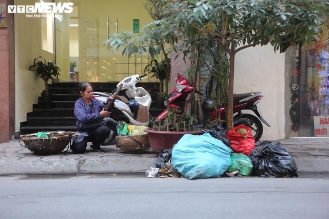 Người dân phải gom vào những túi nilon, bao tải lớn để tránh chó mèo canh rác.