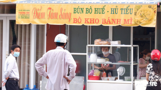   Bún, hủ tiếu, bò kho... cũng đắt hàng trong ngày đầu được bán trở lại  