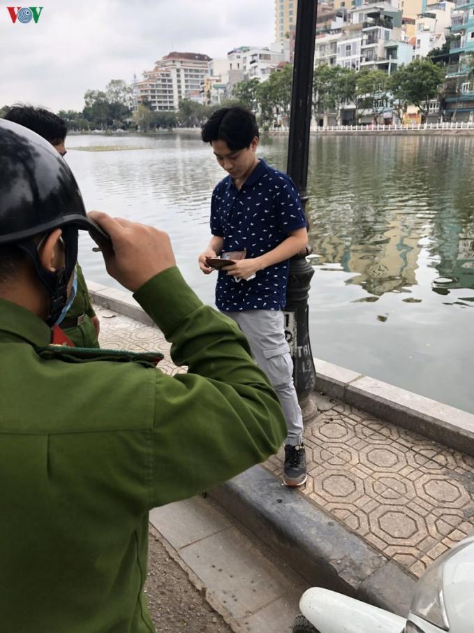 Công an phường Trúc Bạch đã ra quyết định xử phạt hành chính đối với các trường hợp trên, mức phạt là 200.000 đồng/trường hợp theo quy định tại Điểm a, Khoản 1, Điều 11 Nghị định 176/2013/NĐ-CP quy định xử phạt vi phạm hành chính về lĩnh vực y tế.