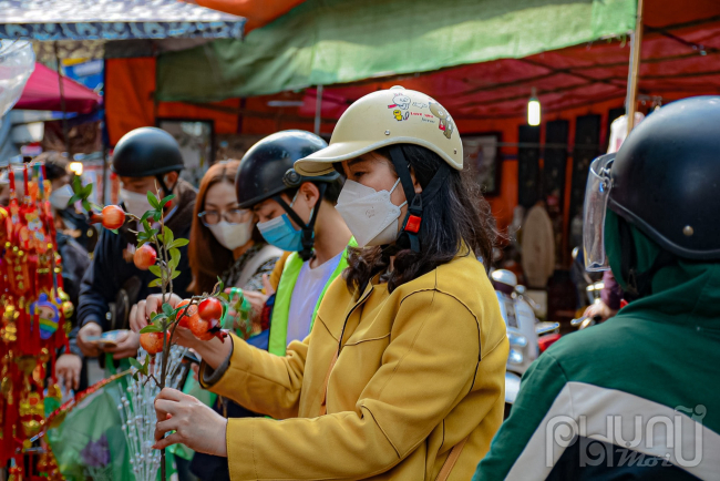 Nhiều mặt hàng Tết Nguyên đán 2022 có phần đa dạng hơn năm 2021 nên thu hút người mua.