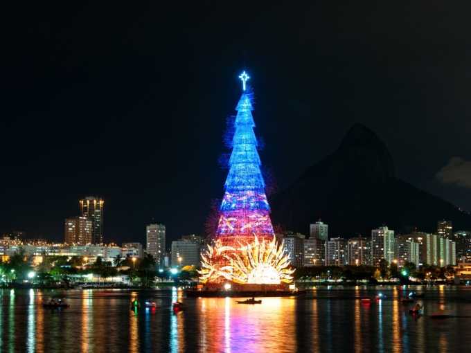 Cây thông cao 85 m bằng khung kim loại được dựng nổi trên đầm Rodrigo de Freitas, Rio de Janeiro, Brazil đã lập kỷ lục Guinness là cây thông nổi lớn nhất thế giới. Đây là một tác phẩm đặc biệt với chiều cao 85m, nặng 542 tấn, được chiếu sáng bởi hơn 3.300.000 đèn. Được thắp sáng lần đầu vào năm 1996, cây thông đã trở thành biểu tượng Giáng sinh của thành phố lễ hội Rio de Janeiro