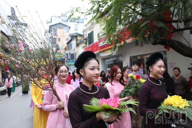 Sự kiện do Ban Quản lý Hồ Hoàn Kiếm và Phố cổ Hà Nội phối hợp với Câu lạc bộ Đình làng Việt tổ chức, nhằm thúc đẩy sự quan tâm của giới trẻ đến những giá trị văn hóa truyền thống của cha ông; nâng cao ý thức của cộng đồng về một “lễ hội” lành mạnh, tiết kiệm, giàu bản sắc văn hóa truyền thống của dân tộc. (Ảnh: Khiếu Minh)