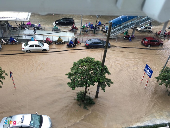 Ngã tư Lê Trọng Tấn - Quang Trung( Hà Đông) bị ngập úng, gây khó khăn cho người tham gia giao thông. (Ảnh: Zing)