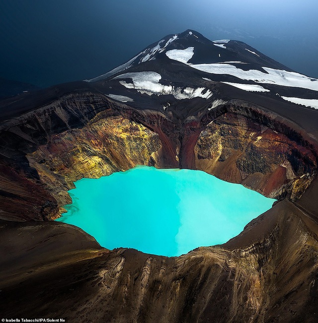   Những ngọn núi lửa ở bán đảo Kamchatka, Nga.  