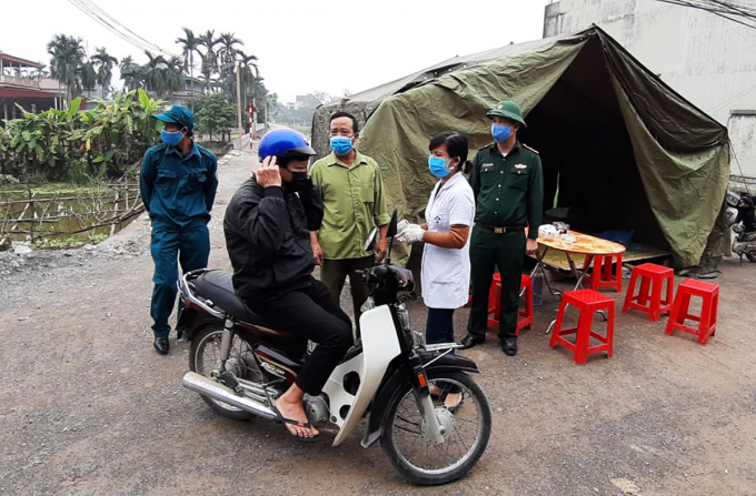 Chốt kiểm tra thân nhiệt tại thôn 3, Bình Nghĩa, huyện Bình Lục, Hà Nam, nơi 