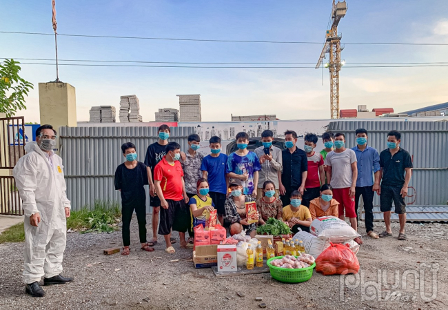 Những suất quà thiệt thực, ý nghĩa nhất thời điểm hiện tại được các thành viên trong hội trao tận tay người lao động mắc kẹt tại Hà Nội.