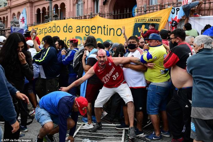   Trong đám tang của huyền thoại Diego Maradona tại Buenos Aires (Argentina) đã xảy ra xung đột xảy ra giữa nhóm người hâm mộ quá khích và cảnh sát.  