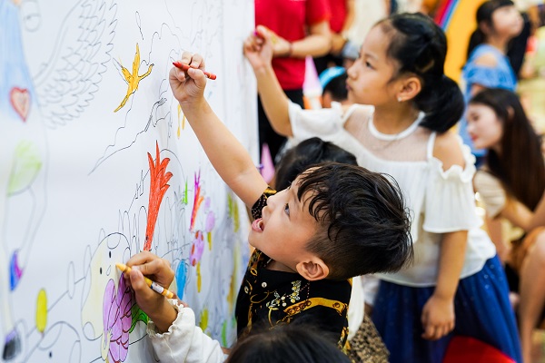 Trẻ thỏa sức sáng tạo với các hoạt động vẽ tranh, làm chong chóng, tò he...