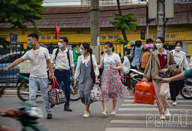 Nhiều người dân đã vội vã ra bến xe để về quê nghỉ lễ. Một số tuyến đường xung quanh khu vực bến xe rơi vào cảnh ùn tắc cục bộ. Càng về cuối giờ chiều, lượng người và phương tiện ngày một đông khiến