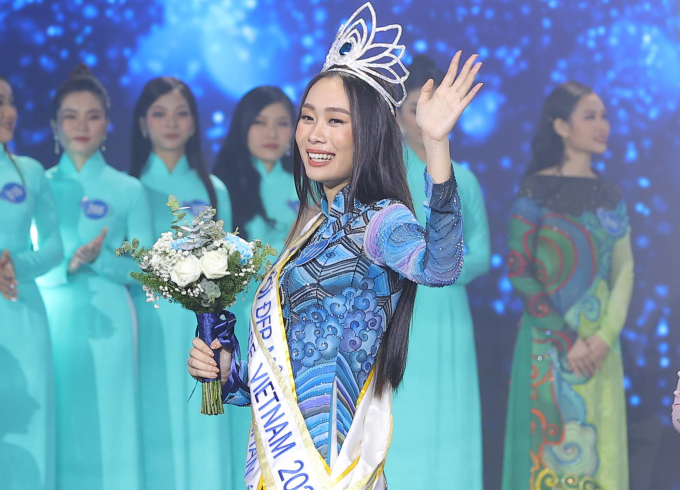   Tối 11/9, người đẹp Trần Thị Ban Mai đăng quang Miss Peace Vietnam 2022 trong đêm chung kết tại Đà Nẵng. Cô cao 1,75 m, ba vòng lần lượt 84 - 62 - 92, có khả năng sử dụng thành thạo tiếng Việt và tiếng Anh. Cô cũng từng là trợ lý của Hoa hậu Hoàn vũ 2018 Catriona Gray. Tân hoa hậu chia sẻ mình sinh trưởng trong một gia đình có nhiều người làm ngành luật.  