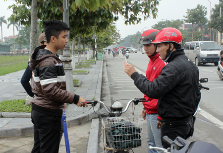 Cảnh sát Giao thông mặc thường phục có được dừng xe xử phạt?