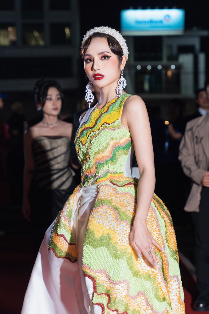 Hoa khôi Trà My sải bước cùng dàn hoa hậu, người mẫu đình đám trên sàn catwalk