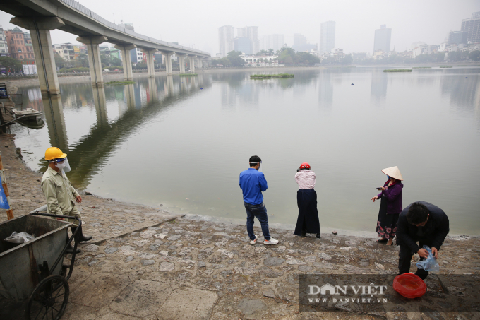 Tại hồ Hoàng Cầu (Quận Đống Đa), người dân Thủ đô đã đi thả cá tiễn ông Công ông Táo về trời ngay từ 8h sáng.