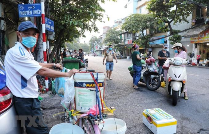 Hà Nội: Họp chợ ngay dưới lòng đường, bất chấp quy định chống dịch