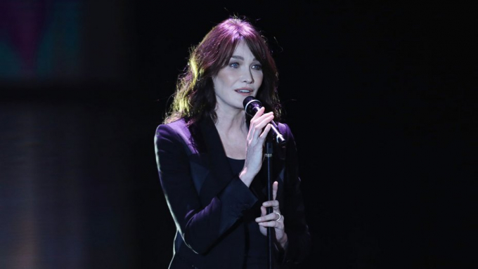 Carla Bruni sở hữu nhiều kiến thức về âm nhạc, hội họa và kiến trúc.