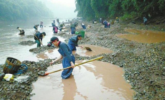 Ngôi làng kỳ lạ ở Trung Quốc: Người dân chuyên làm giàu từ nghề nhặt đá, du khách đến chơi 