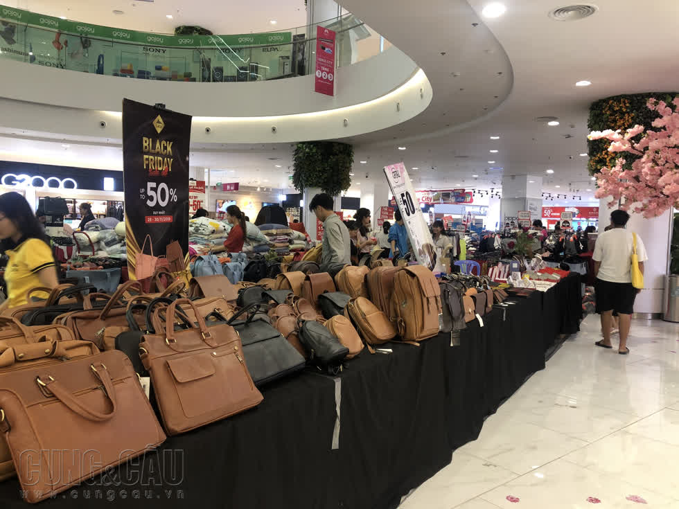 Hàng loạt cửa hàng, trung tâm mua sắm đìu hiu ngày Black Friday    