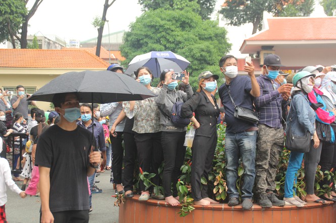 Dù nhiều thời điểm trời đổ mưa phùn, người dân vẫn kiên nhẫn đứng chờ tiễn đưa người nghệ sỹ tài hoa. Ảnh: Tiền Phong