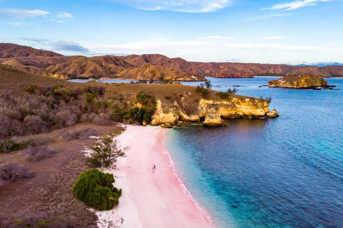 Bãi biển hồng, đảo Komodo, Indonesia. Đây là một trong số ít những bãi biển màu hồng trên hành tinh, được biết đến với những ngọn đồi núi lửa và động vật hoang dã đa dạng. Màu của bãi biển được tạo nên nhờ những sinh vật siêu nhỏ foraminifera, có lớp vỏ hồng. Bạn có thể thư giãn trên bãi cát hồng hoặc đi bơi, nhưng hãy chắc chắn tránh xa những con rồng Komodo đang lang thang tự do trên đảo.