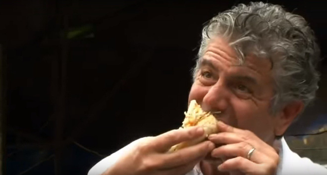 Đầu bếp lừng danh Anthony Bourdain thưởng thức món bánh mìViệt Nam