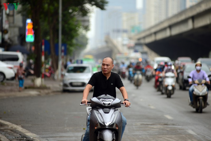 Có người ngoài không đeo khẩu trang còn vi phạm luật giao thông.