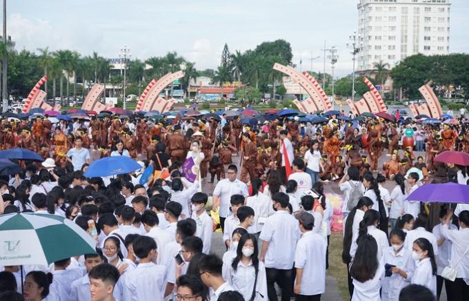 Rất đông học sinh có mặt tại đây để tập luyện chương trình