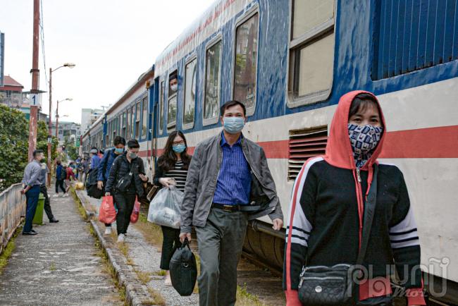 Nhiều người tỏ ra phấn khởi khi tàu hoạt động trỏ lại sau thời gian dài các tuyến đường sắt dừng hoạt động.