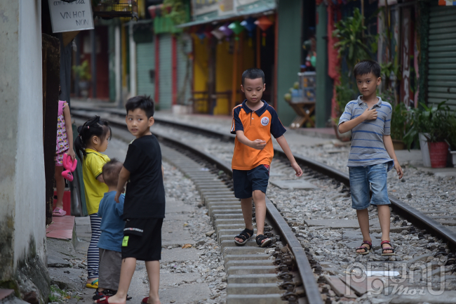 Đường tàu là không gian sinh hoạt của những người dân và những đứa trẻ tại đây, khi tàu đến những đứa trẻ này còn nhắc nhở khách du lịch tránh tàu bảo đảm an toàn - Một người dân cho hay.