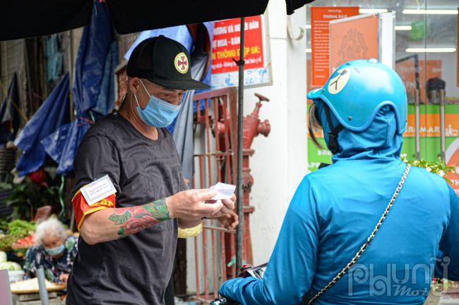 Người dân vào chợ phải có thẻ, phiếu đi chợ do UBND phường cấp ghi rõ thông tin, thẻ này có giá trị cho 1 người, 1 lần đi chợ. Ban quản lý chợ thu lại thẻ theo ngày để phụ vụ điều tra dịch tễ.