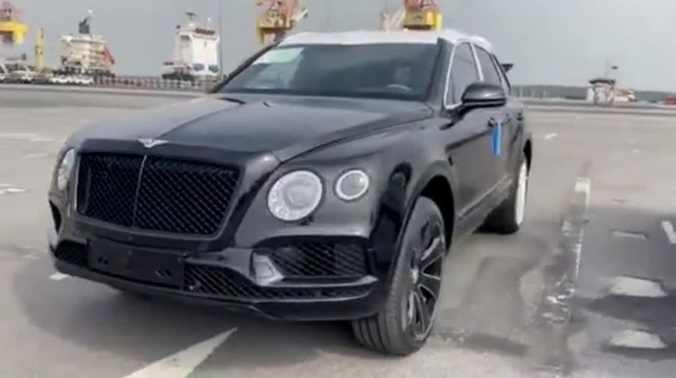 Hình ảnh SUV siêu sang Bentley Bentayga V8 Design Series đầu tiên về Việt Nam.