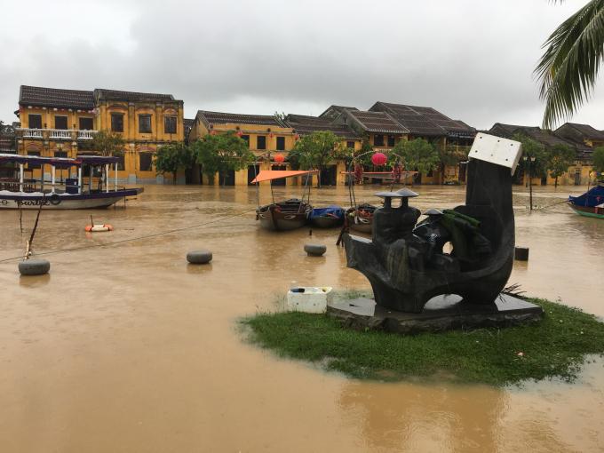 Hội An đang như trở lại những ngày của trận lụt dữ dội cách đây 11 năm 