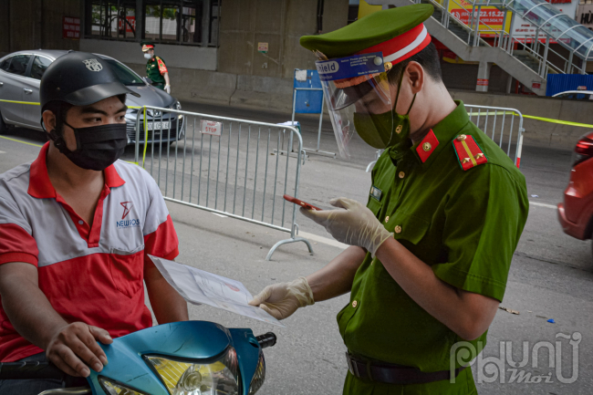 Hiện tại thành phố vẫn cho phép tiếp tục sử dụng giấy đi đường theo mẫu cũ đã cấp cùng với giấy mới cho đến khi hoàn tất nhập dữ liệu dân cư, điều chỉnh hiệu quả thì mới nhập hai loại giấy thành một.