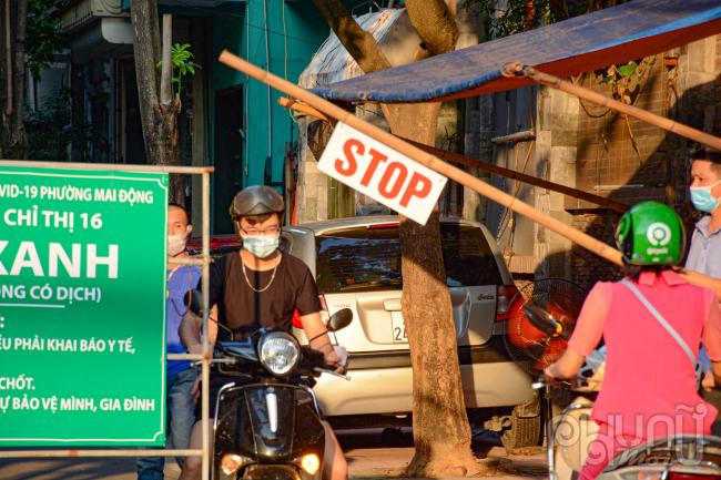 Tại các chốt, nội quy phòng chống dịch được đề ra và người dân được tuyên truyền tuân thủ nghiêm ngặt, không có ngoại lệ. Trường hợp nào không có giấy đi đường, hoặc người dân từ địa bàn khác đến nhất quyết sẽ không cho đi vào.