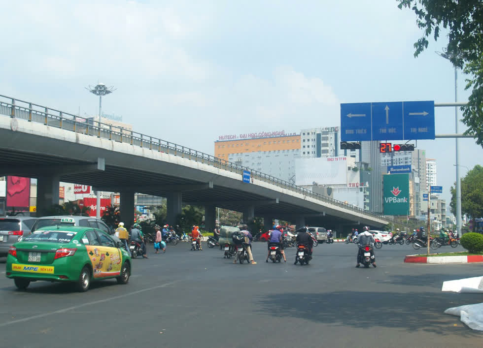 Là nút giao thông trọng điểm, cửa ngõ phía bắc vào thành phố, ngã tư Hàng Xanh luôn là