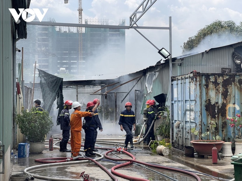 Xưởng bánh kẹo ở TP Thủ Đức cháy lớn, nhiều tài sản bị thiêu rụi - Ảnh 2.