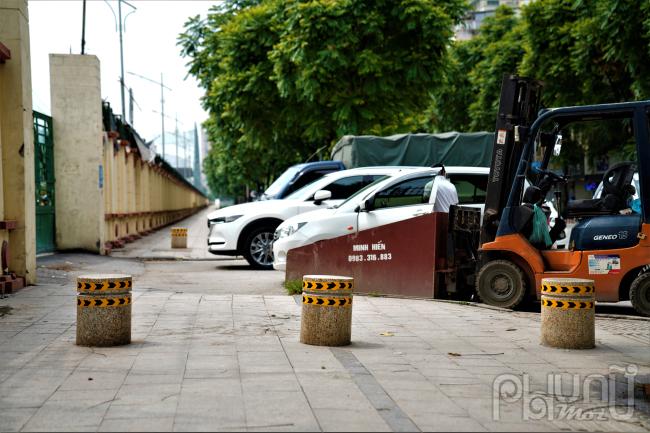 Tương tự có đoạn thì bị xe ô tô, xe tải, xe nâng chiếm dụng dừng đỗ ngày đêm