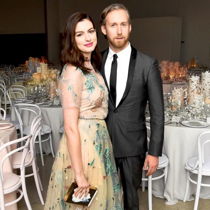 Anne Hathaway và Adam Shulman