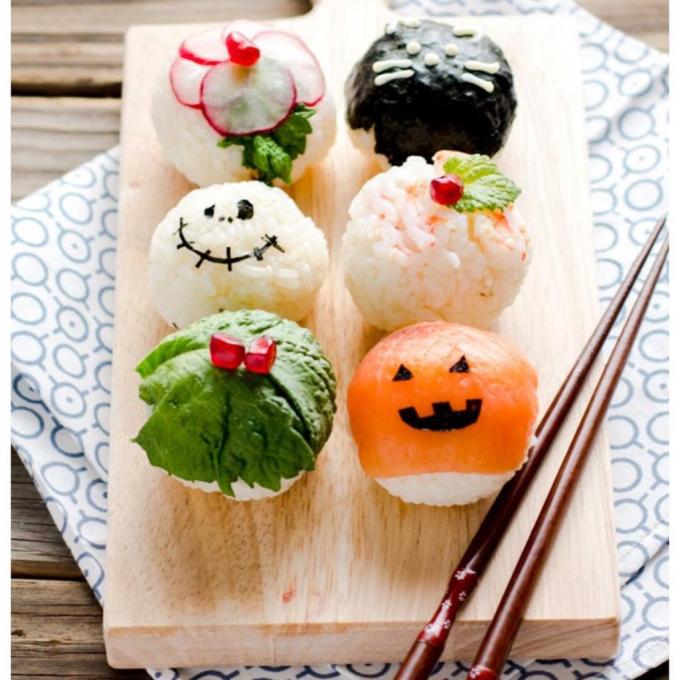 Khay sushi rùng rợn nhưng không kém phần đáng yêu. 