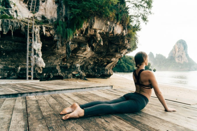 Một du khách đang tập yoga.