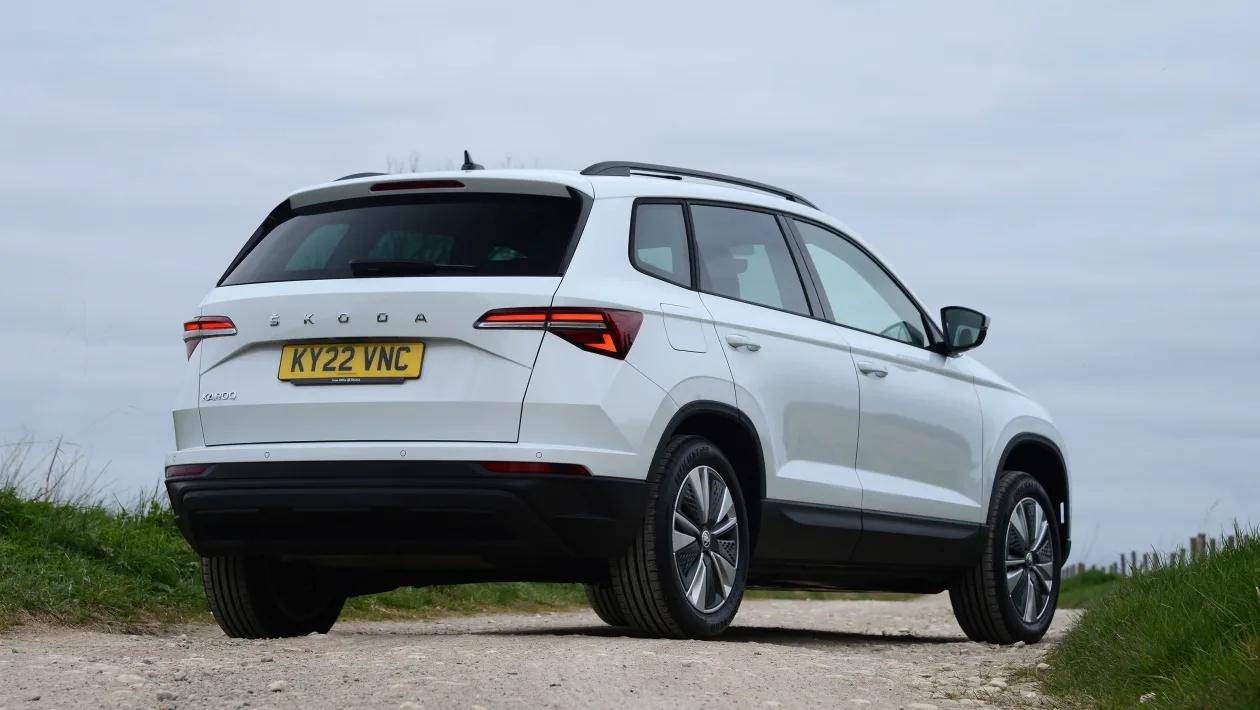 Skoda Karoq có nhiều tùy chọn động cơ. Ảnh: Nathan Morgan / Auto Express