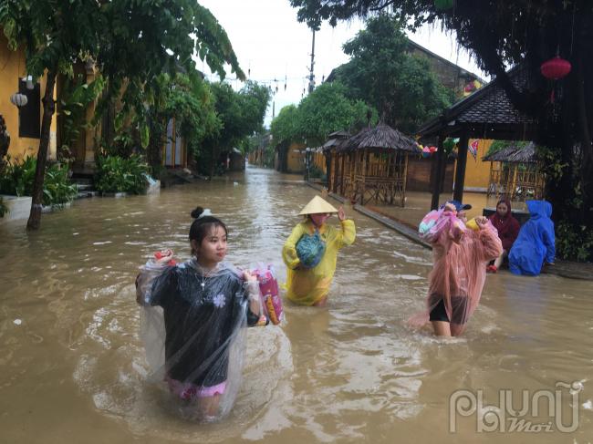 “Lũ về lũ lại đi. Lũ như món cao lầu quen thuộc của người dân phố Hội - ăn nhiều sẽ chán mà không ăn thì thiếu...”. Một câu ngỡ đùa nhưng mang phần rất thật của dân Xứ Quảng mà 11 năm trước, bà Phương chủ ngôi nhà cổ Dìn Ký nhẹ cười nói với tôi. Hôm đó, lũ đã cuốn ngang dạ phố. Còn hôm nay, nước sông Hoài qua Hội An tiếp tục lên nhanh