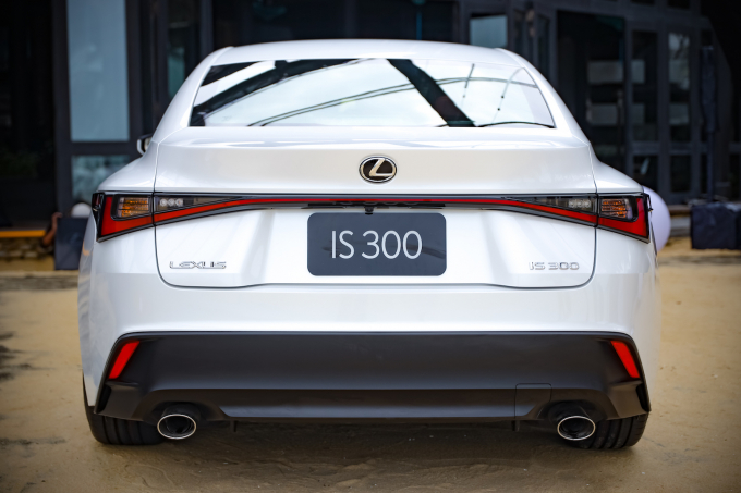 Lexus IS 2021 cuốn hút với “gương mặt” cực kỳ ấn tượng với trung tâm là lưới tản nhiệt mang biểu tượng thương hiệu hình con suốt cực lớn với cấu trúc đa diện biến ảo theo ánh sáng và các góc nhìn. Hai bên hông xe nở rộng theo phong cách coupe kết hợp các đường cong mềm mại với vẻ đường bệ, chắc chắn. Và nhìn từ phía sau, hai dải đèn LED kéo dài tạo hình duyên dáng – có thể liên tưởng tới một chiếc nơ sang trọng đặc biệt nổi bật khi xe lên đèn.