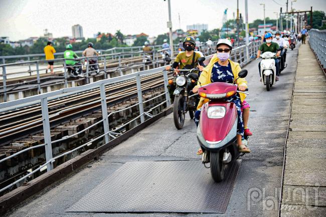 Các vị trí không an toàn phải dùng sắt che tạm đảm bảo lưu thông