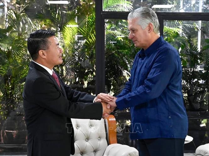 Bí thư thứ Nhất Ban Chấp hành Trung ương Đảng Cộng sản, Chủ tịch nước Cộng hòa Cuba Miguel Díaz-Canel Bermúdez tiếp Đại sứ Việt Nam tại Cuba Lê Thanh Tùng đến chào từ biệt trước khi kết thúc nhiệm kỳ công tác, ngày 18/11/2023. Ảnh: Mai Phương - Pv TTXVN tại Cuba