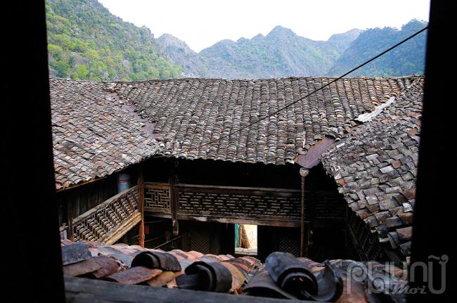 Nhà có ba dãy hai tầng bao quanh khoảng sân rộng.